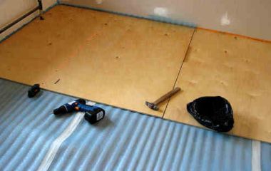 Укладываем линолеум на различные покрытия